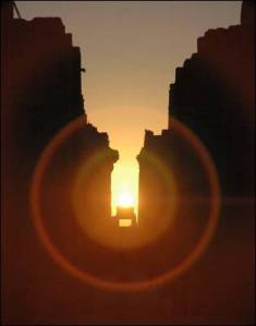 Los rayos del sol entran en el santuario principal del templo de Karnak, durante el solsticio de invierno.- JUANA BELMONTE